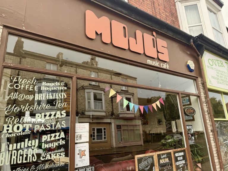 Mojos window — coffee, breakfasts, pizzas, burgers, cakes